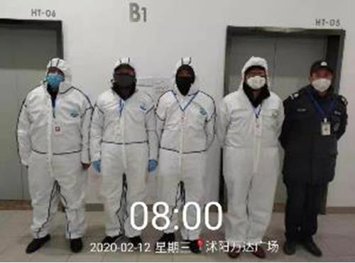 穿防護服執勤